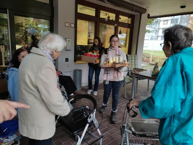 Übergabe Weihnachtsaktion - Projekt "Begegnung der Generationen" Hermann-Staudinger-Gymnasium Erlenbach | Foto: HSG Erlenbach