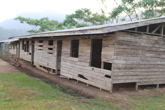 Eine einfache Holzhütte war die Grundschule in Muakwe, Kamerun | Foto: Children of Bangem e. V.