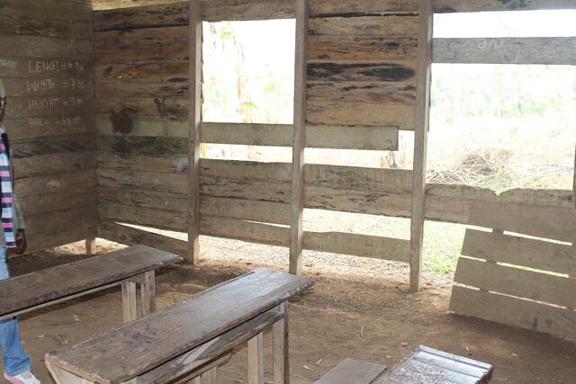 Altes Klassenzimmer Grundschule in Muakwe, Kamerun | Foto: Children of Bangem e. V.