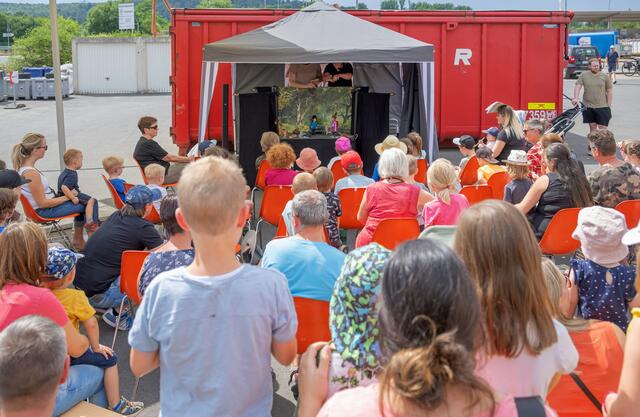 Großer Andrang herrschte beim Puppentheaterstück „Johnny und das Müllmonster“ | Foto: Winfried Zang