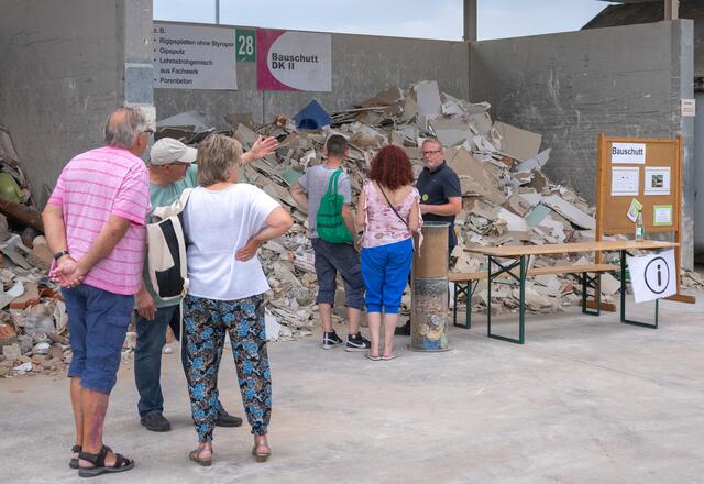  Die Mitarbeiter der Kommunalen Abfallwirtschaft beantworteten Fragen zur Entsorgung von Abfallfraktionen. | Foto: Winfried Zang