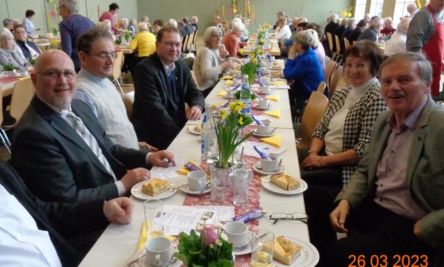 Von links: Bürgermeister Roger Henning, Pfarrer Pater Artur, Diakon Michael Schlör, Luzia Hofmann und Altbürgermeister Heinz Hofmann | Foto: Ralf Kern