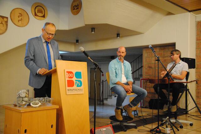 Stellv. Schulleiter Thomas Morhard mit Schulband Unisono