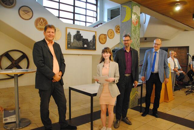 Die Schulbeste mit 1. Vorsitzenden des FördervereinsThomas Beilharz, Landrat Jens Marco Scherf und stellv. Schulleiter Thomas Morhard
