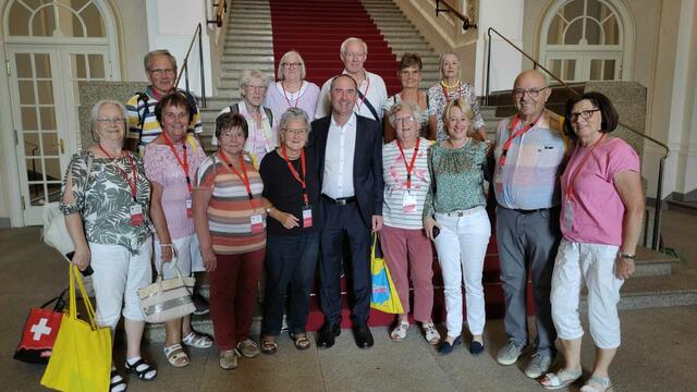 Martina Fehlner und Hubert Aiwanger laufen der Besuchergruppe des BSW über den Weg - ein Bild muss sein | Foto: BSW