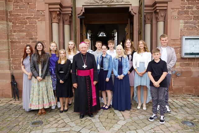 
Vierzehn Jugendliche wurden in Neunkirchen am St. Jakobustag von Weihbischof Ulrich Boom gefirmt. Foto Roland Schönmüller