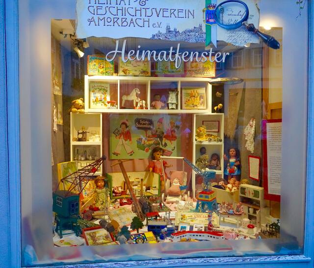Wunderschön arrangiert in der Amorbacher Innenstadt: das Heimatfenster weckt Erinnerungen an die Nachkriegszeit
