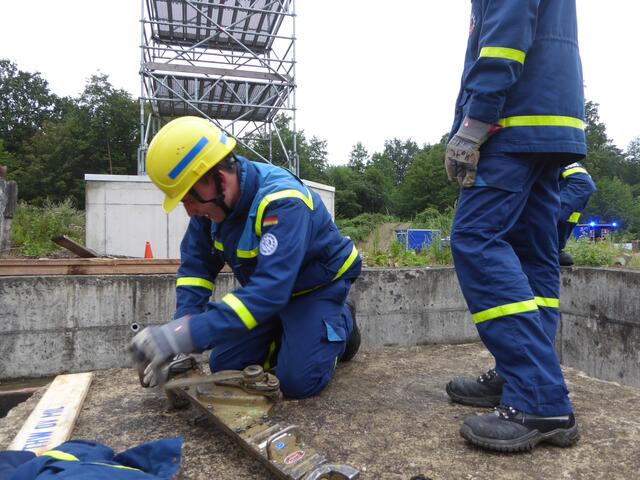 Unter Einsatz einer Zahnstangenwinde bewegen die Junghelfer Betonblöcke weg. | Foto: THW Miltenberg 