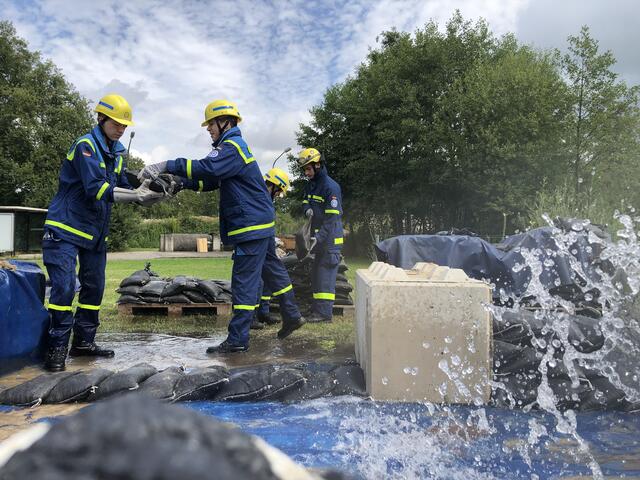 Junghelfer beim Setzen eines Sandsackwalls | Foto: THW Miltenberg 