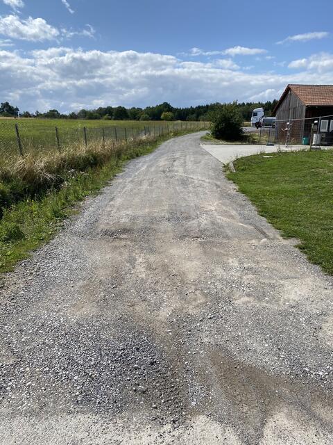 Schotterweg nach links laufen 