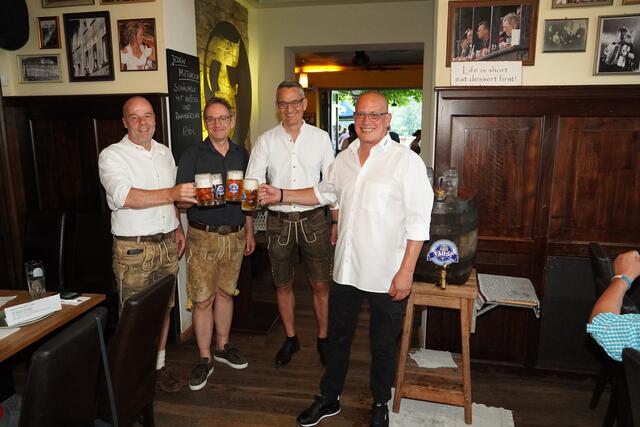 Bild: Gelungener Bieranstich und erste erfolgreiche Festbier-Verkostung im Miltenberger Faust-Bräustüberl: Festleitung und Festausschuss bestätigen: Die Michelmess‘ kann am kommenden Freitag beginnen! - v.l. Festwirt Mathias Hofmann, Bürgermeister Bernd Kahlert, Brauerei-Chef Johannes Faust und Braumeister Stefan Falk.