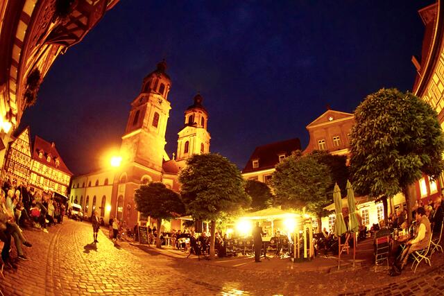 Das Marktplatz-Konzert war ein besonderes Klangerlebnis, an das sich die zahlreichen Besucherinnen und Besucher sicherlich gerne erinnern dürften. Es stellte einen Hörgenuss erster Güte mit einem hochkarätigen Ensemble dar. Die gut gelaunten Profimusiker bewiesen, wie weit gefächert ihr Repertoire ist.