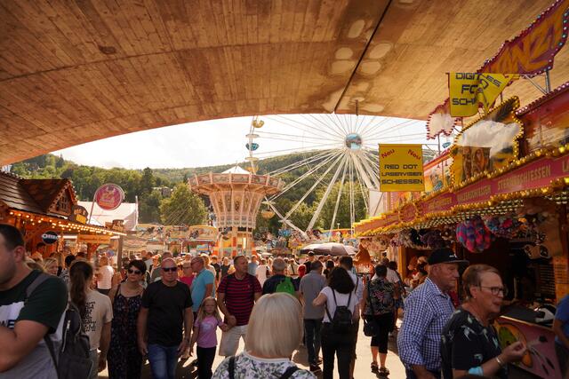 BU 1: Panorama- Blick von der Mildenburg auf Altstadt, Messe und Maintal. Foto Roland Schönmüller

 

 Michelsmess‘ 2023 adé:  Am Sonntag endet das zehntägige Volksfest am Untermain. Jetzt locken andere Attraktionen in der Region im startenden Herbst. Foto Roland Schönmüller

 