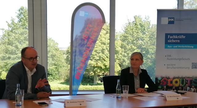 Mediengespräch der IHK Aschaffenburg am 6. September 2023: Das Foto zeigt Dr. Andreas Freundt, IHK-Hauptgeschäftsführer und Dr. Maria Bausback, IHK-Bereichsleiterin Aus- und Weiterbildung. | Foto: Sari
