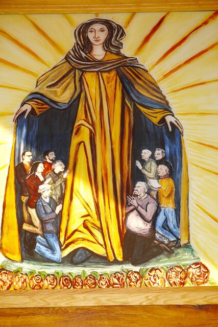 
Inmitten des kleinen Gotteshauses begeistern besondere Kunstwerke, zum Beispiel die Schutzmantelmadonna.