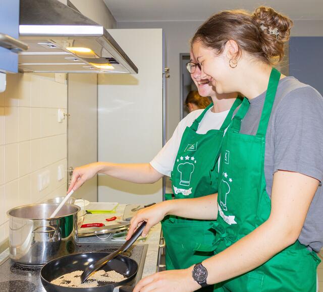 Welche Bedeutung die richtige Ernährung für die Gesundheit hat, lernten diese Famulantinnen bei einem Kochkurs der AOK Aschaffenburg. | Foto: Alica Bachmann