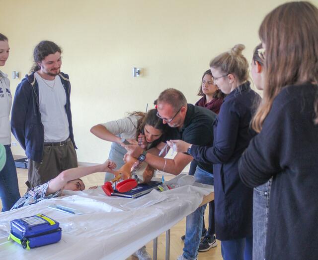 Erste Hilfe war ein Thema beim Besuch des Rettungsdienstes des Roten Kreuzes. | Foto: Alica Bachman