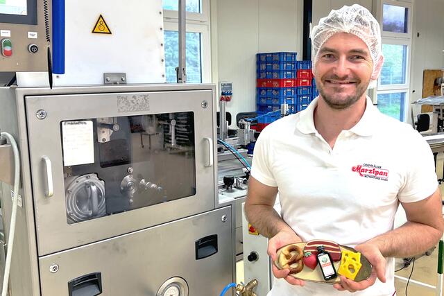 In unserer Produktion mischt sich traditionelle Handarbeit mit modernen Maschinen, was das Arbeiten angenehm und komfortabel macht.