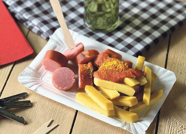 Unsere Currywurst ohne Curry und Wurst, zu sehen in Servus TV: Im Vergleich zum „echten“ Snack schneidet unsere Variante sehr gut ab.
