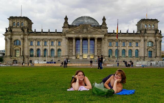 In Berlin vor dem Bundestagsgebäude. 