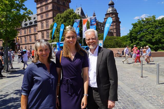 Eva Brockmann mit ihren Eltern beim Tag der Franken in Aschaffenburg im Sommer 2022, damals noch Fränkische Weinkönigin, ab 29.09.2023 Deutsche Weinkönigin.