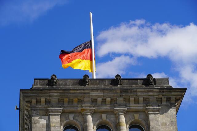 In Berlin feierten Hunderttausende die Wiedervereinigung. „In freier Selbstbestimmung wollen wir die Einheit Deutschlands vollenden“, gelobte Bundespräsident Richard von Weizsäcker. Das Brandenburger Tor heute im Jahr 2022, ohne Mauer und Grenze. - Internationaler Treffpunkt und ein bedeutsames Symbol der deutschen Wiedervereinigung. Foto Roland Schönmüller