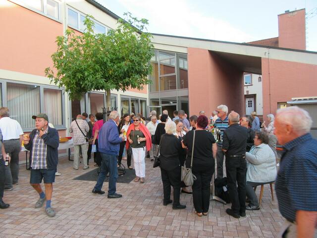 Gläubige aus allen Pfarreien bei Häppchen und Getränken und guten Gesprächen | Foto: Friedrich Frank