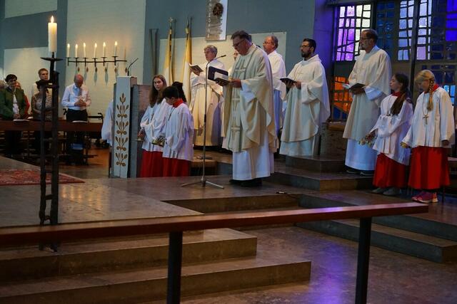 Pfarrer Manfred Jarosch (Vordergrund) mit Mitzelebranten und Altardienst | Foto: Richard Neider