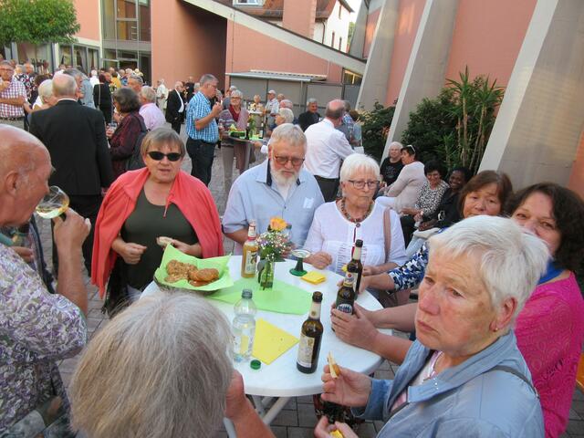 Gute Gespräche auf dem Kirchplatz | Foto: Friedrich Frank