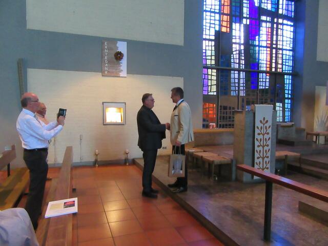 Bürgermeister Scholtka verabschiedet sich von Pfr. Jarosch | Foto: Friedrich Frank