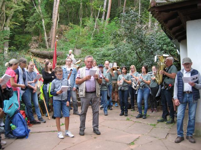An der Maria-Hilf-Kapelle wurde die Gottesmutter mit einem Lied geehrt | Foto: Nina Reuling