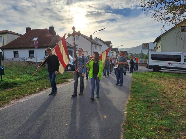 Nach dem Pilgersegen kann die Wallfahrt beginnen | Foto: Martin Winkler
