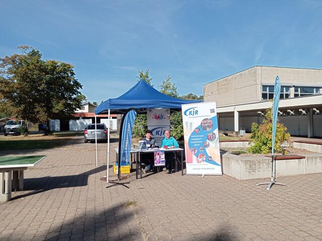Wahlstand des KJR Miltenberg im Pausenhof des Hermann-Staudinger-Gymnasiums in Erlenbach. | Foto: KJR Miltenberg