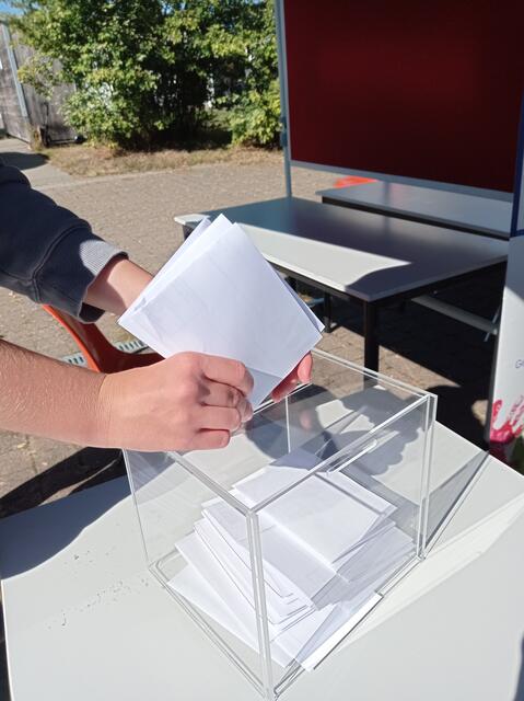 Wahlstand des KJR Miltenberg im Pausenhof des Hermann-Staudinger-Gymnasiums in Erlenbach. | Foto: KJR Miltenberg