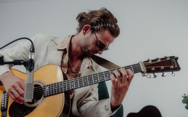 Florian Brettschneider moderiert nicht nur die Ovationen 2022, sondern wird auch selbst auf der Gitarre zu hören sein. | Foto: Buzzi Valentino