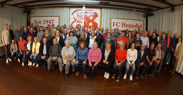 Mehr als "alle Neune": alle Jubilare am Ehrenabend des FC Heppdiel am 7. 10.2023.