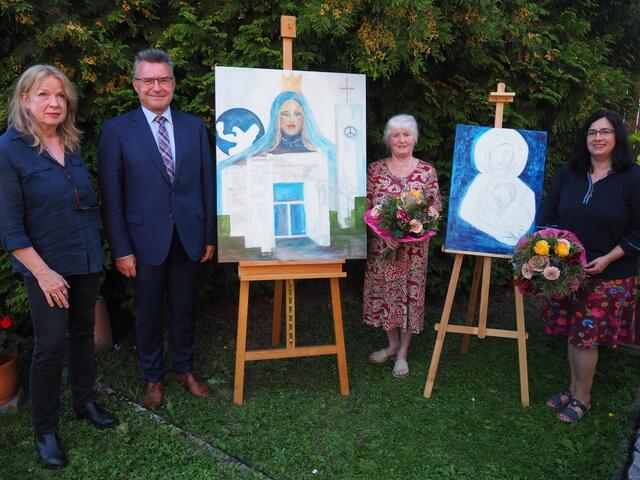 Willkommensempfang für Kunststipendiatin Ilona Hönicke (Mitte) durch Landrat Dr. Achim Brötel im Beisein der stellv. Vorsitzenden des Kunstkreises Ulrike Thiele (li) und Künstlerin Ingrid Pfeffer (re).

 | Foto: Bildquelle: Landratsamt Neckar-Odenwald-Kreis