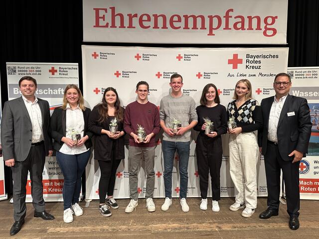 Gratulation an neue Rettungssanitäter | Foto: BRK Miltenberg-Obernburg