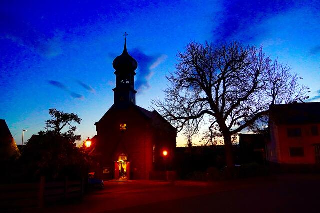 "Blaue Stunde" in Umpfenbach auf der Odenwaldhöhe. 