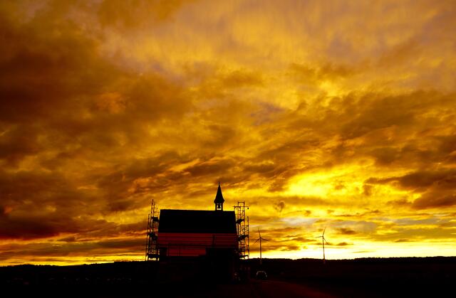 Friedhofskapelle in Heppdiel in der Abenddämmerung. 