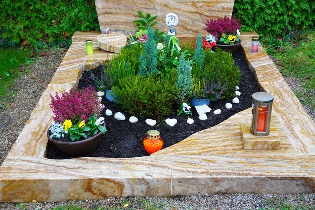  Jeder Gottesacker hat seinen besonderen Charakter: parkähnlich, geschichtsträchtig, voller Symbole und Inschriften, die viel über die hier bestatteten Menschen, ihr Leben und ihre Sehnsüchte aussagen. Foto Roland Schönmüller