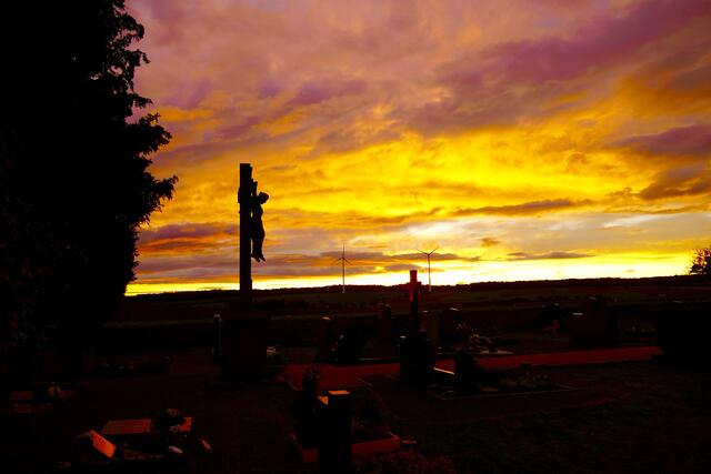 Kreuz und Friedhof in Heppdiel. 