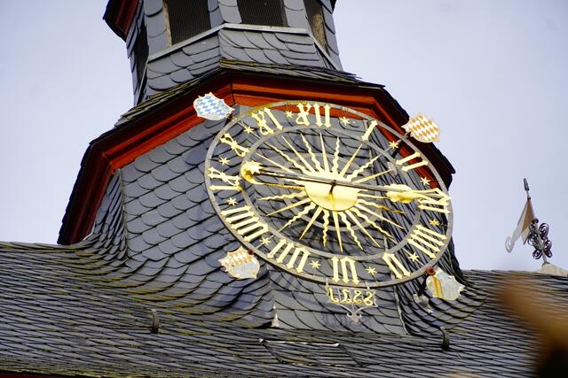 "Herr, es ist Zeit! " Uhr an einem Obernburger Stadtturm.