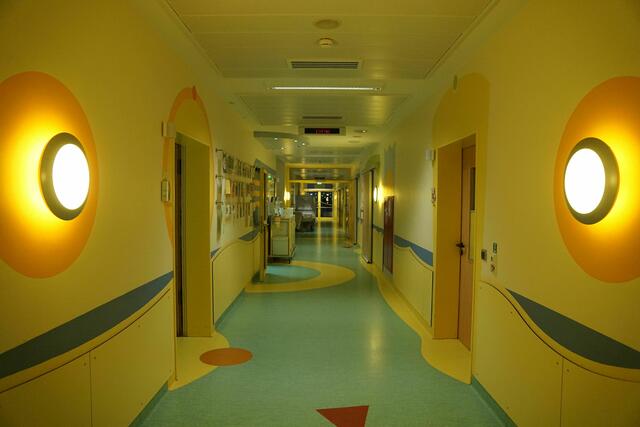Viele Krankenhäuser, vor allem im ländlichen Raum, geraten zunehmend unter Druck durch Personal-Engpässe, aufwändige Bürokratie und längst fällige Reformen. 