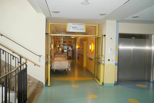     Bekanntlich werden die Wege zu Fachärzten immer länger.
    Schwer zu bekommen sind Termine bei Spezialisten, beispielsweise bei Physio- und Psychotherapeuten.
    Viele Krankenhäuser, vor allem im ländlichen Raum, geraten zunehmend unter Druck durch Personal-Engpässe, aufwändige Bürokratie und längst fällige Reformen. 

