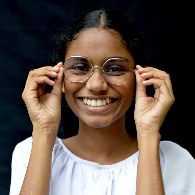 Sie freut sich, denn sie hat eine Brille aus Deutschland "Brillen für Sri Lanka" erhalten. | Foto: Udo Herrmann