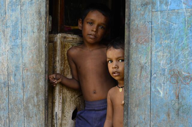 Neugierig beobachten die beiden Jungs. | Foto: Udo Herrmann