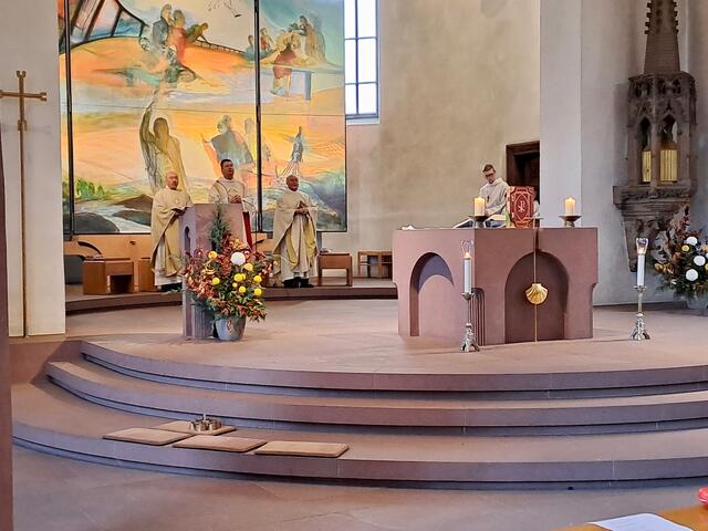 Pfarrer Jan Kölbel (Mitte) und seine beiden Konzelebranten Pfarrvikar Ninh (links) und Pfarrer Kleinhenz (rechts) | Foto: Martin Winkler