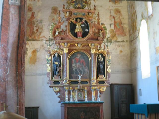 Darstellung des Hl. Martin mit rotem Mantel (in der Mitte des Altars) in der Martinskapelle Bürgstadt | Foto: Nina Reuling