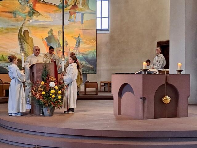 Pfarrvikar Ninh bei der Verkündigung des Evangeliums | Foto: Martin Winkler